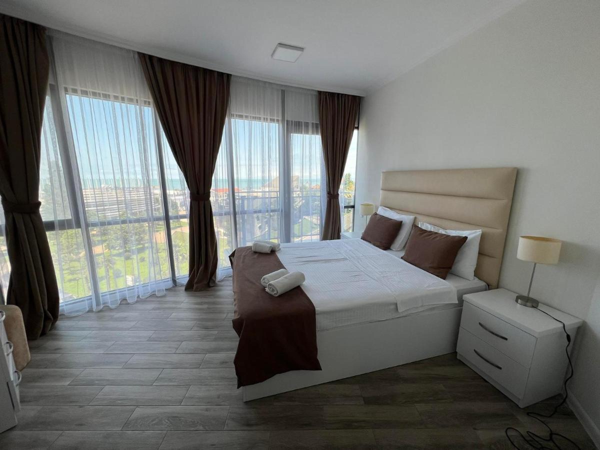 Aparthotel Holiday Lux Batumi Bagian luar foto