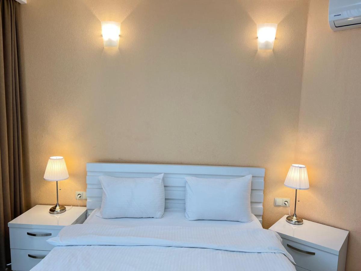 Aparthotel Holiday Lux Batumi Bagian luar foto