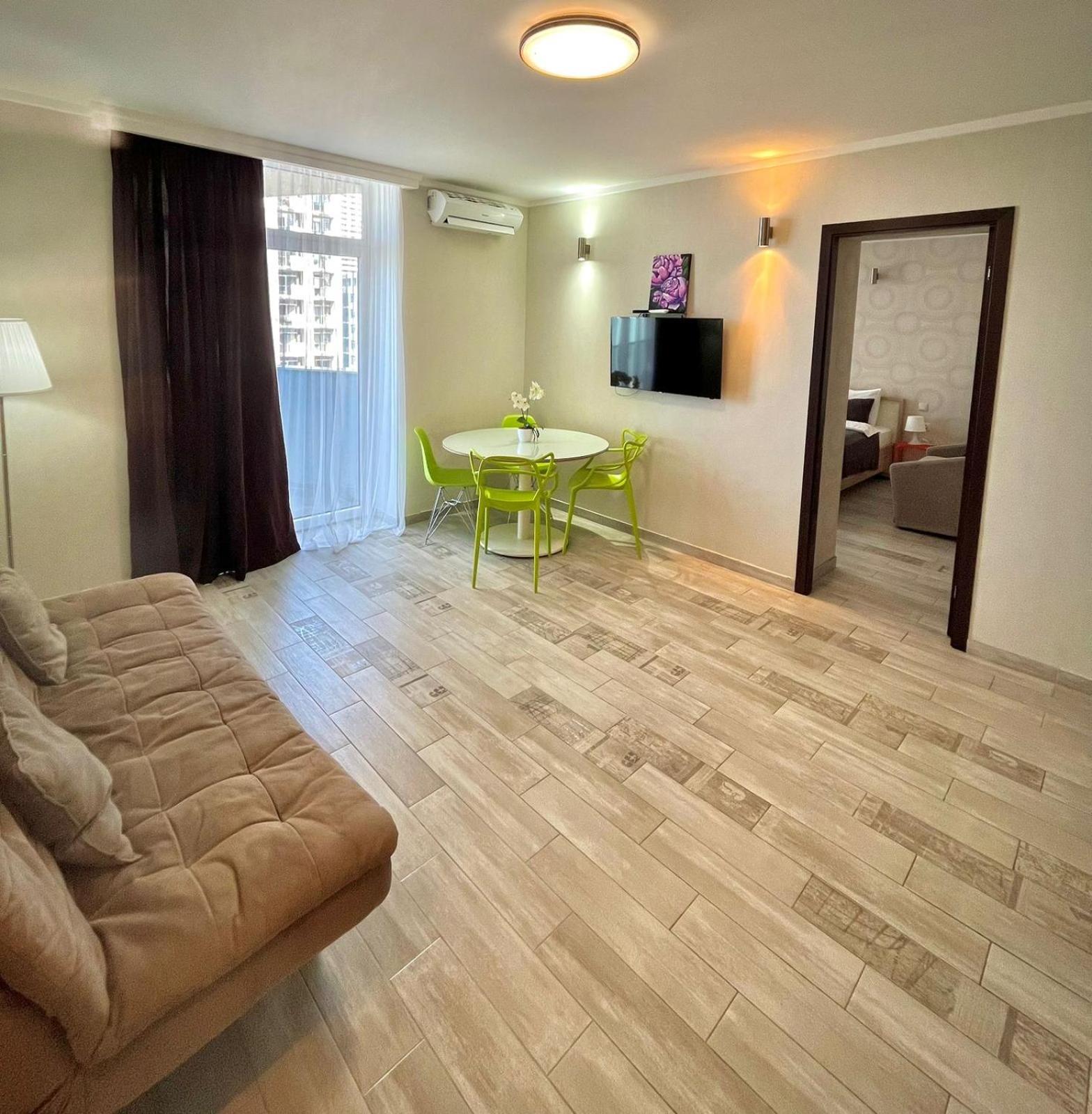 Aparthotel Holiday Lux Batumi Bagian luar foto
