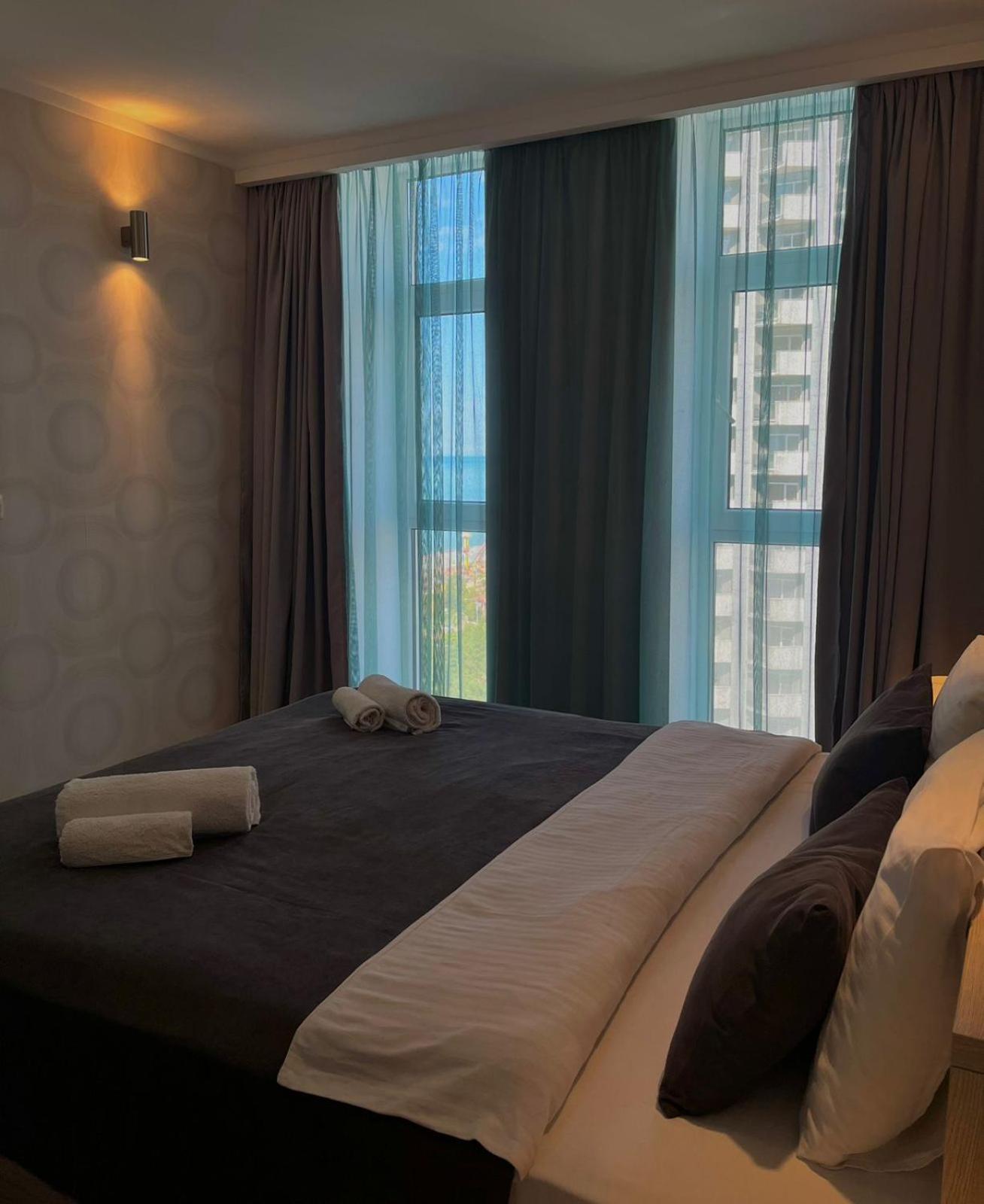 Aparthotel Holiday Lux Batumi Bagian luar foto