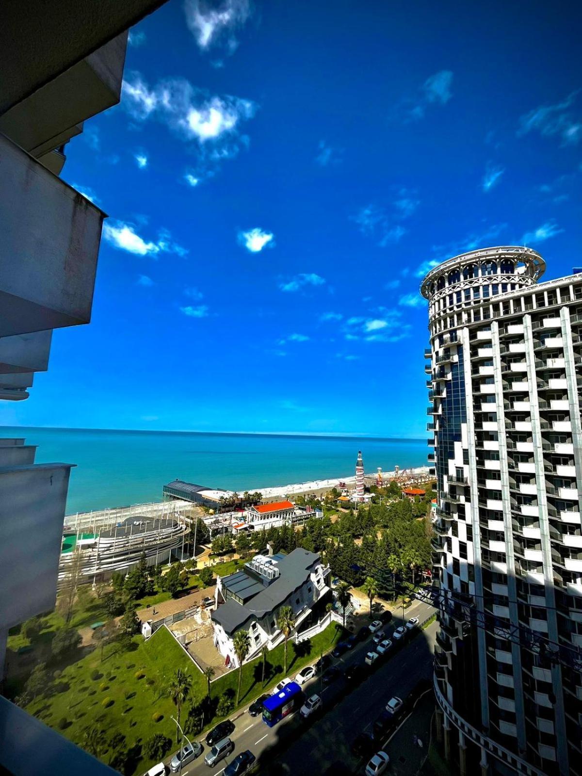 Aparthotel Holiday Lux Batumi Bagian luar foto