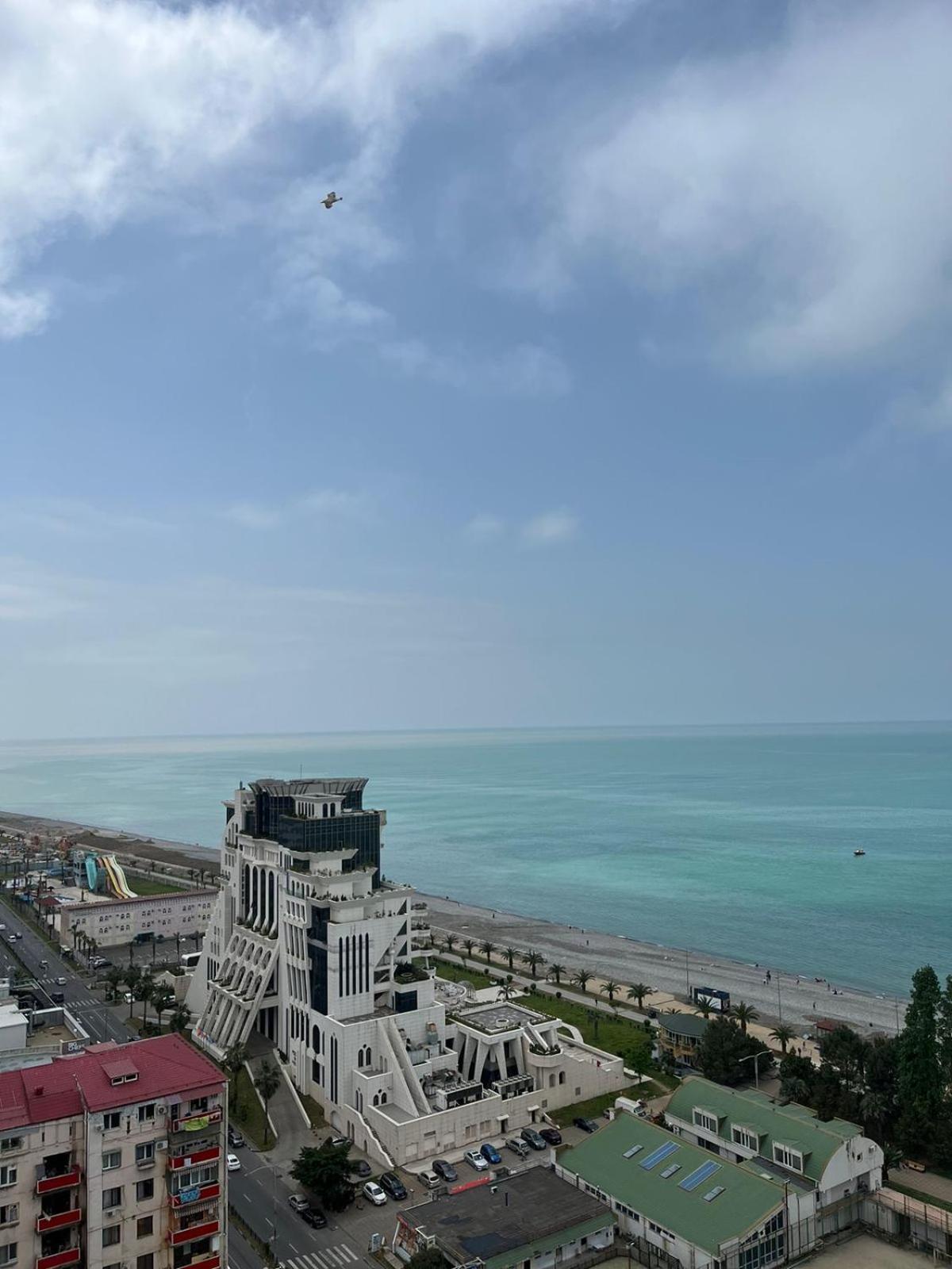 Aparthotel Holiday Lux Batumi Bagian luar foto