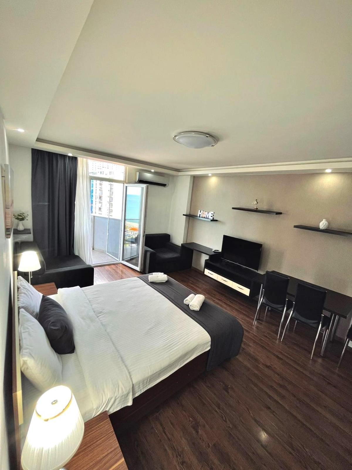 Aparthotel Holiday Lux Batumi Bagian luar foto