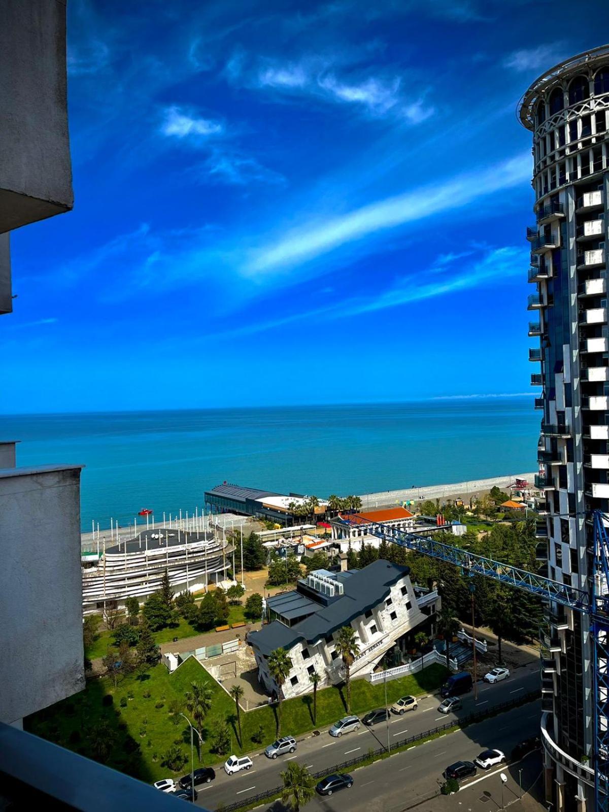Aparthotel Holiday Lux Batumi Bagian luar foto