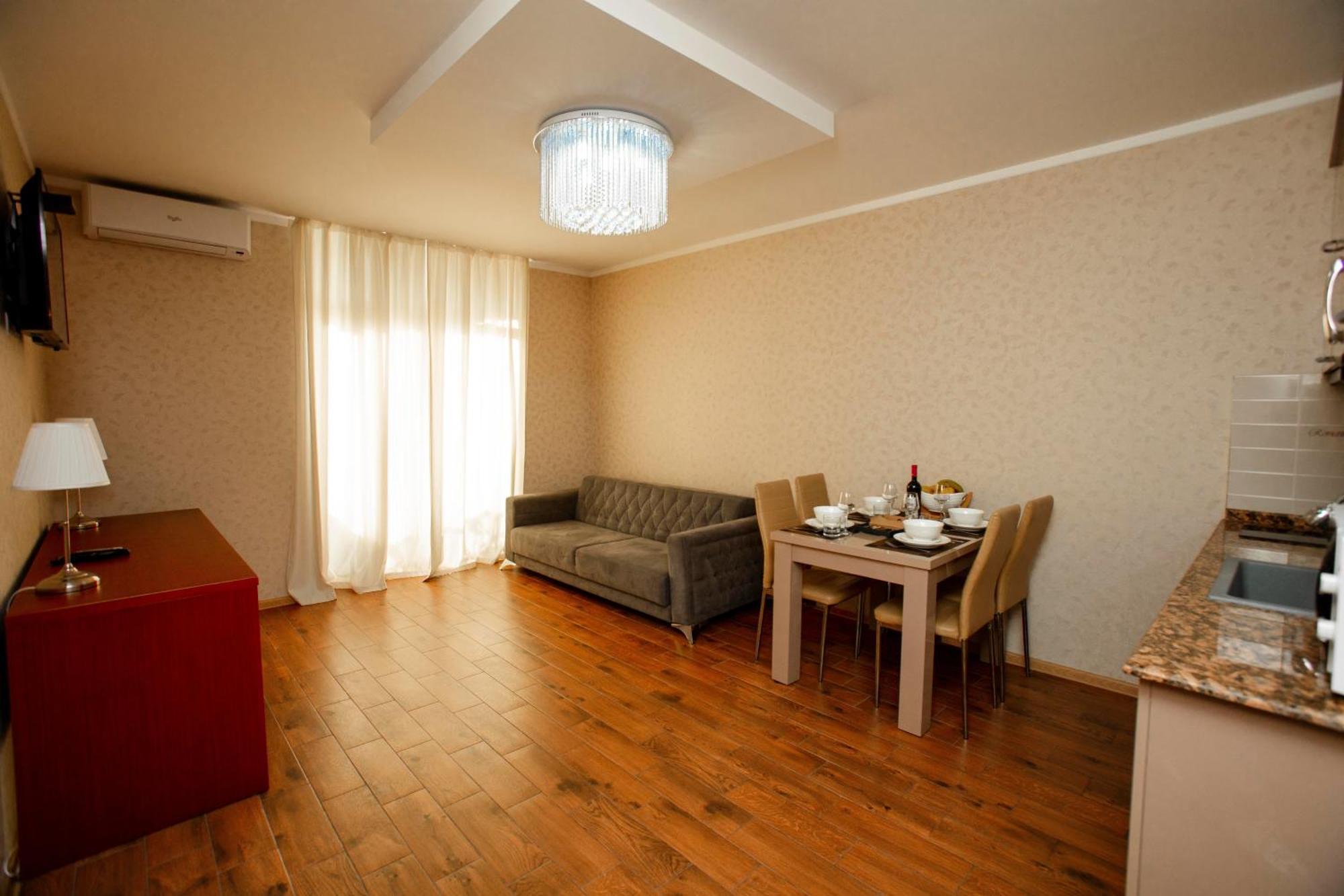 Aparthotel Holiday Lux Batumi Bagian luar foto