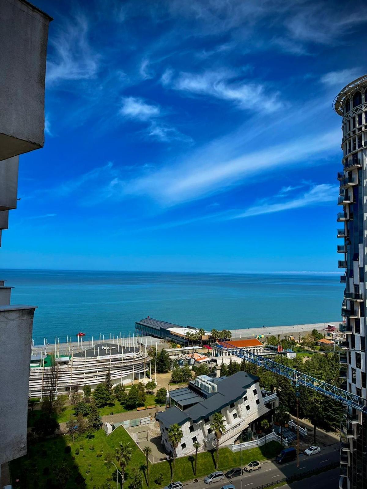 Aparthotel Holiday Lux Batumi Bagian luar foto