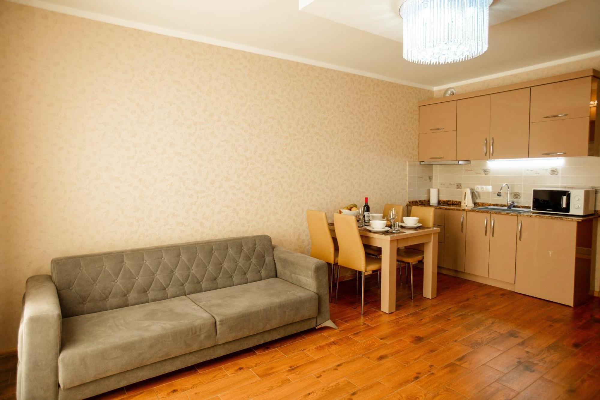 Aparthotel Holiday Lux Batumi Bagian luar foto