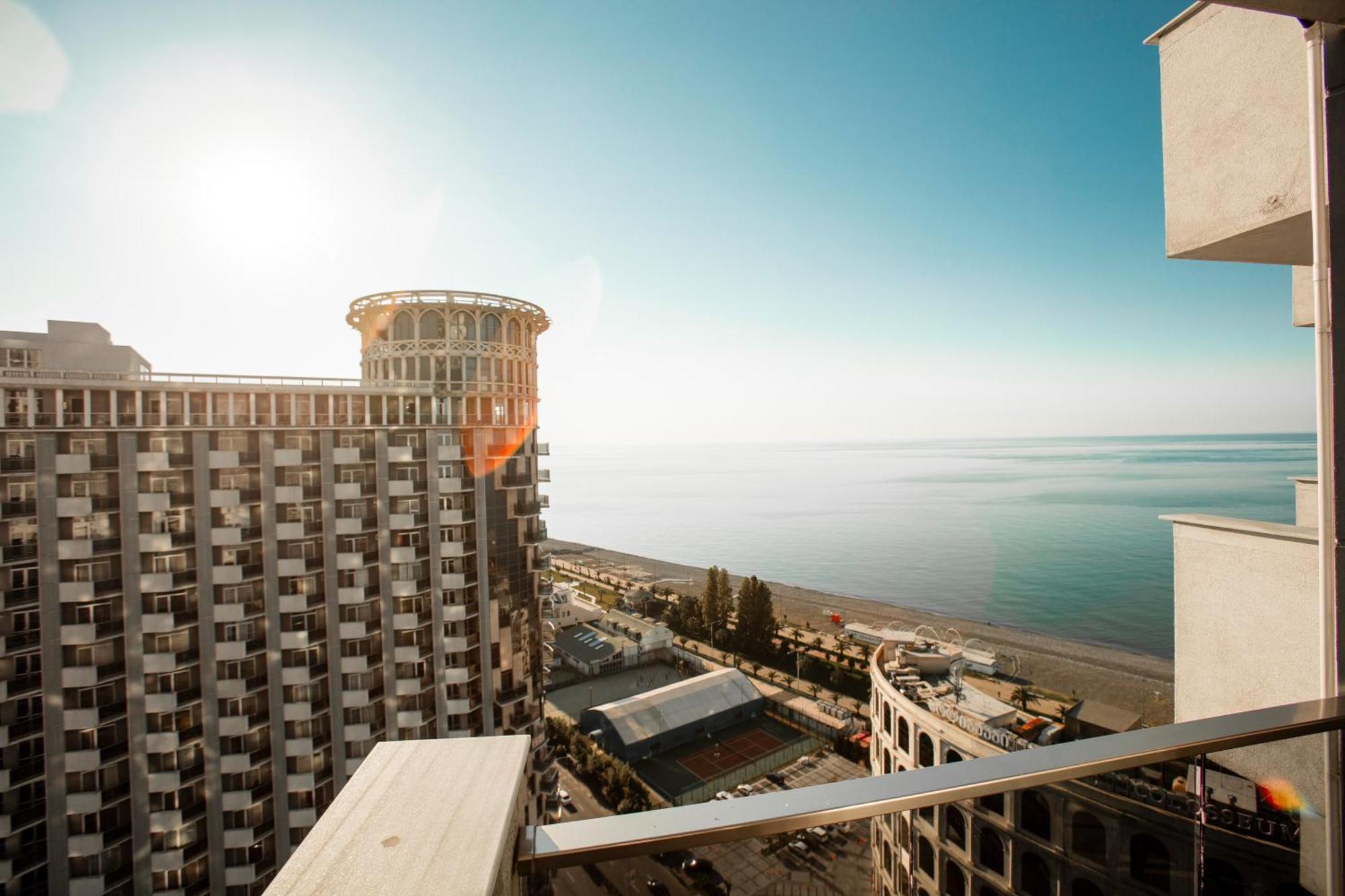 Aparthotel Holiday Lux Batumi Bagian luar foto