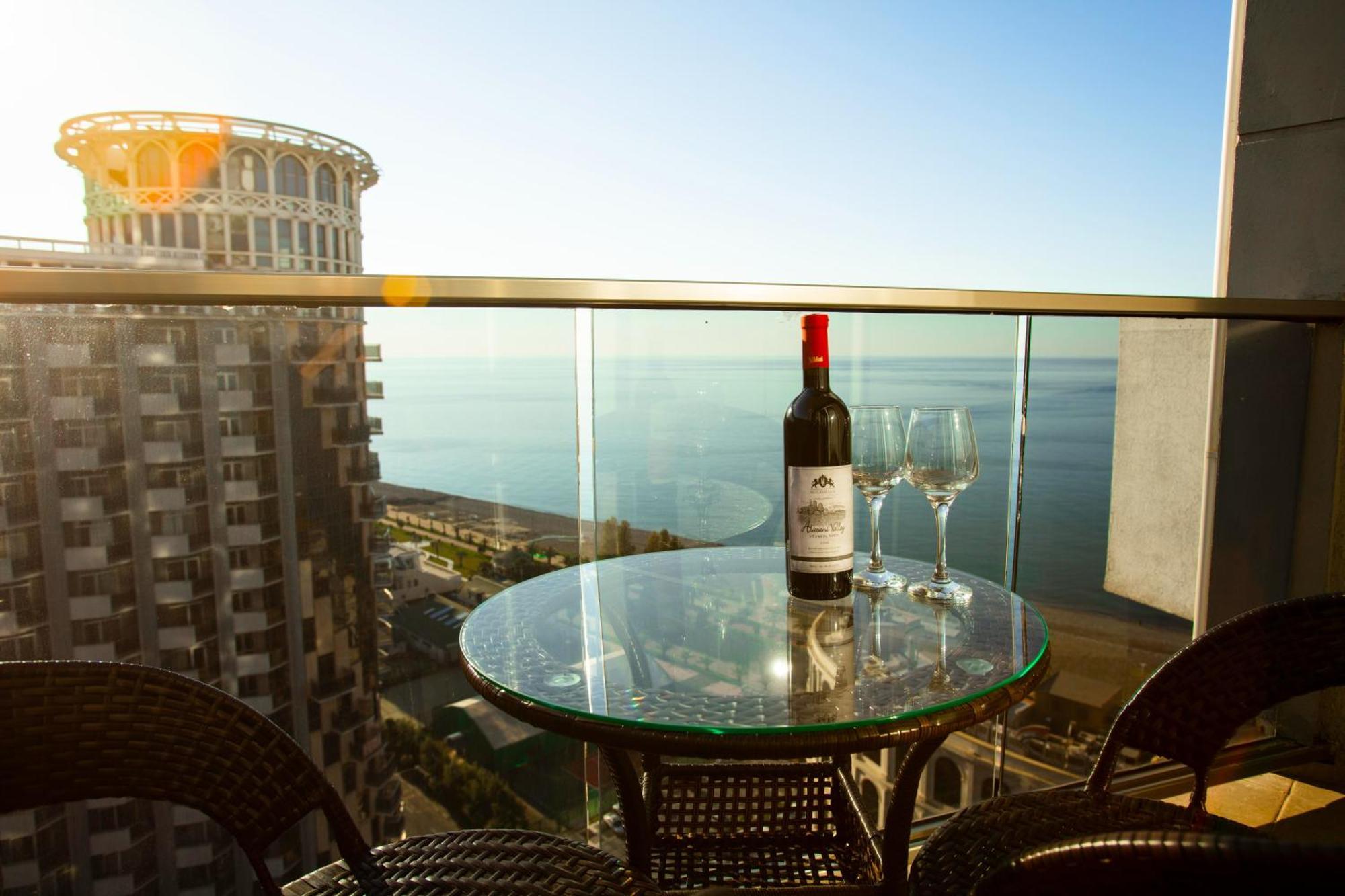 Aparthotel Holiday Lux Batumi Bagian luar foto