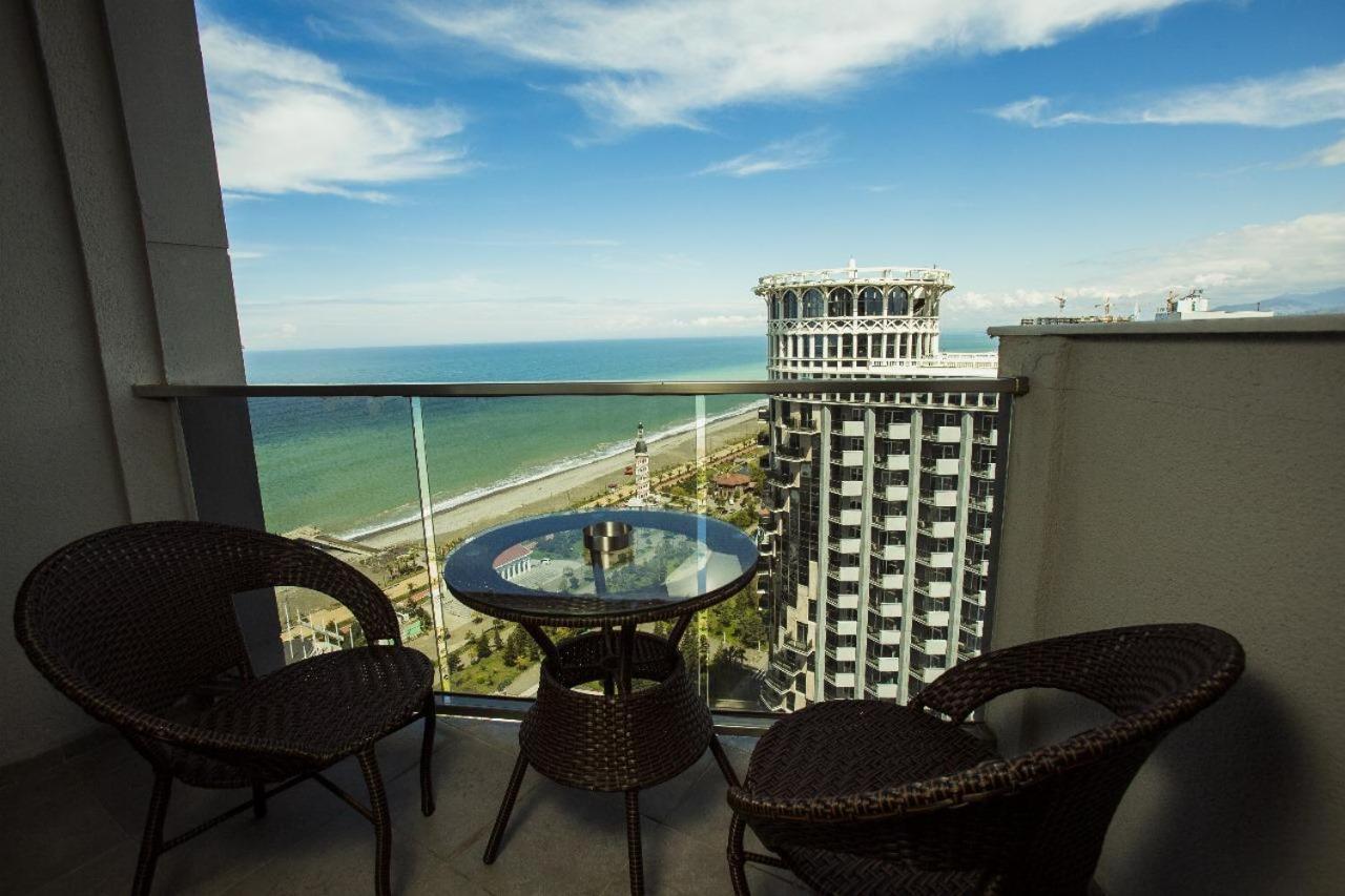 Aparthotel Holiday Lux Batumi Bagian luar foto