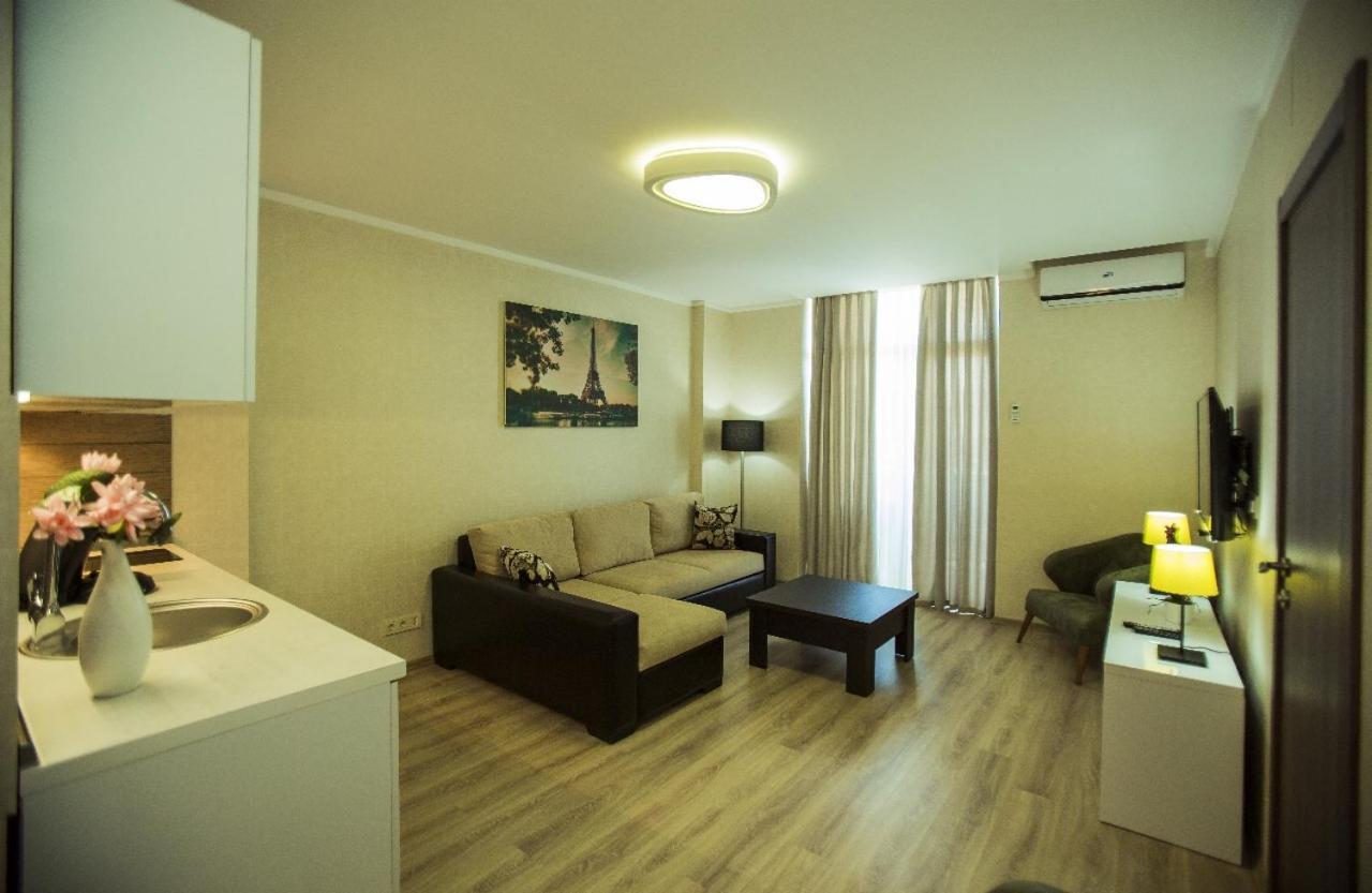 Aparthotel Holiday Lux Batumi Bagian luar foto