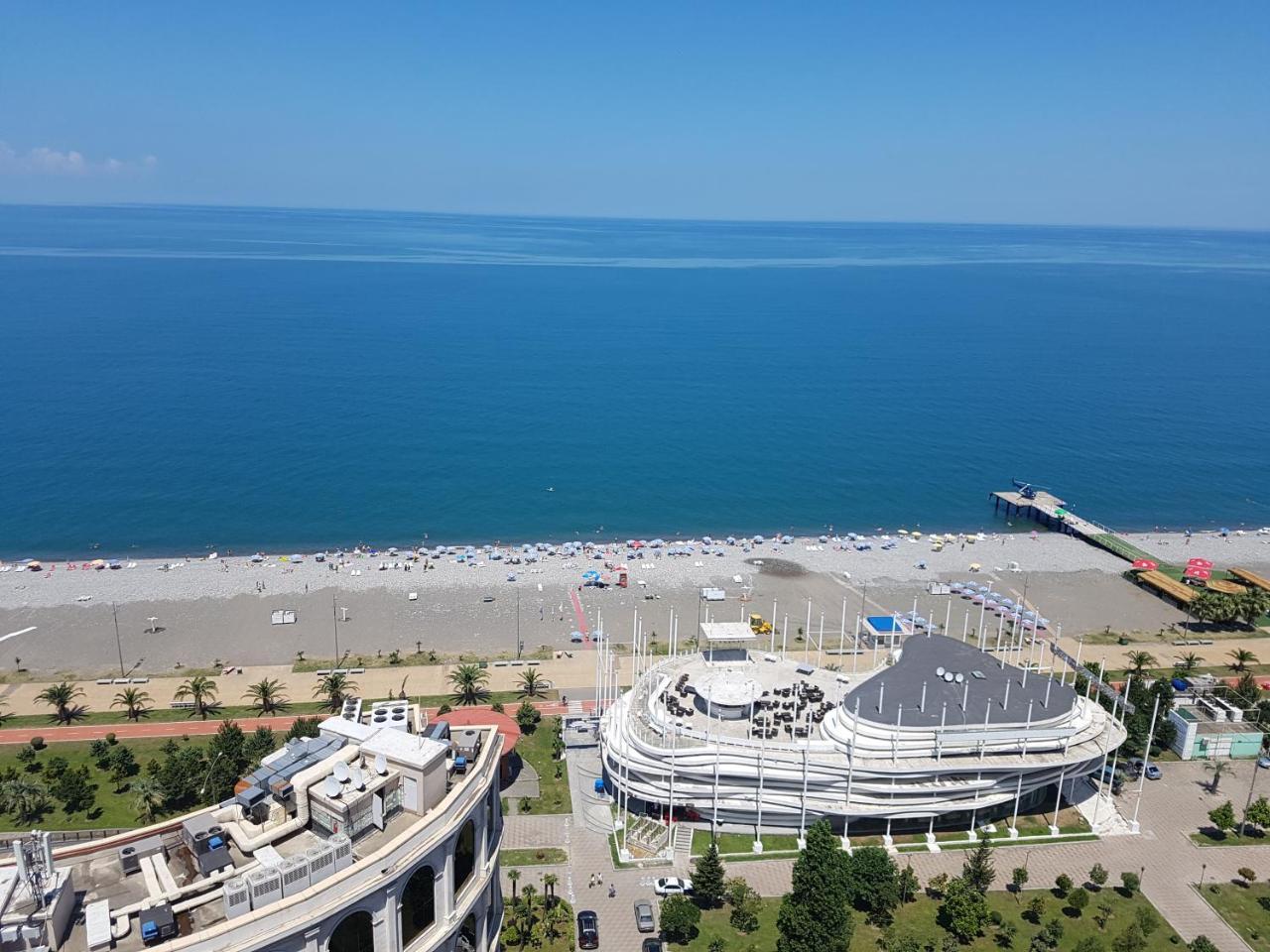 Aparthotel Holiday Lux Batumi Bagian luar foto