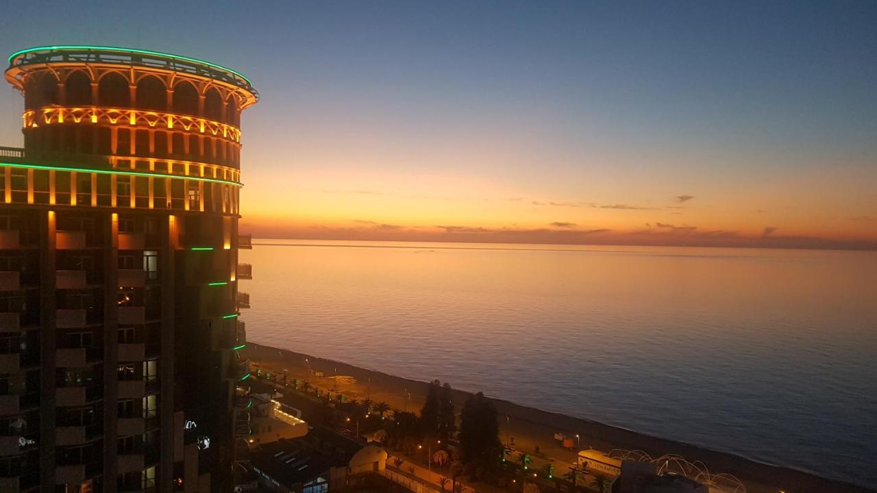 Aparthotel Holiday Lux Batumi Bagian luar foto